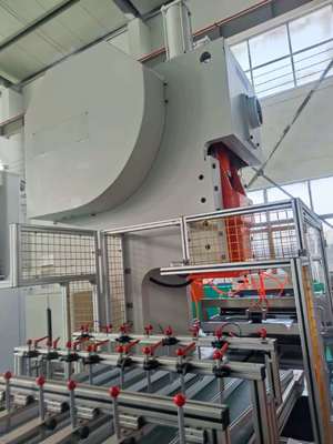 購入 LK-T63 食品箔容器パンチングマシン 9,000～12,000 個/時 出力 online manufacture