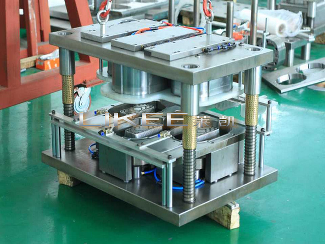 鋼鉄4キャビティ アルミ ホイルの容器は高い生産性を形成する